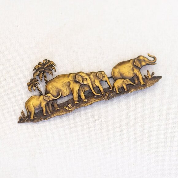 Vintage Brass Tone Adorable Elephants Zoo Animal Brooch - U1 - Picture 1 of 3